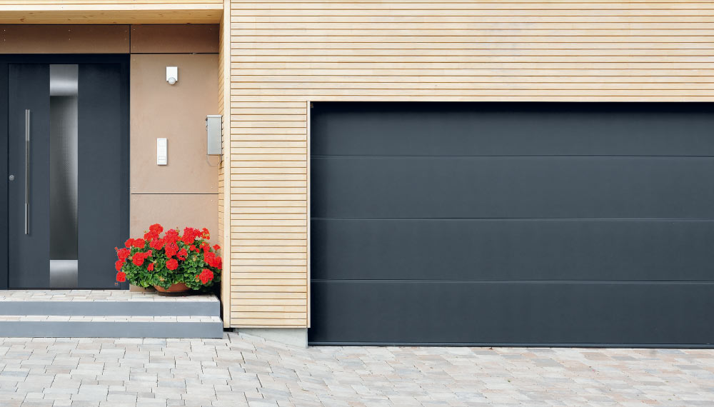 Sektionaltor mit schwarzer Schalung Sektionaltor mit schwarzer Schalung